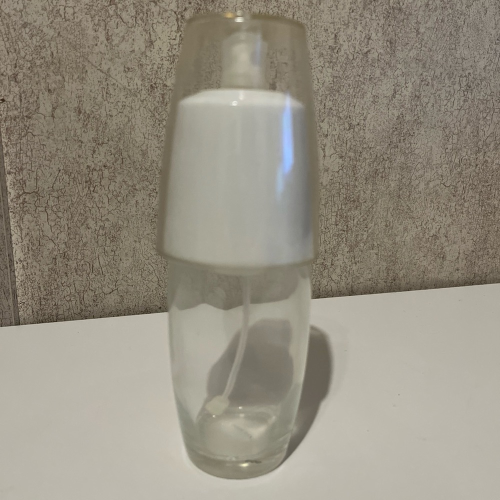 Pampered chef Spritzer Clear and White Glass Pump Bottle